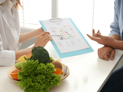 Nutritionist with Patient - Master of Health Science in Functional & Integrative Nutrition